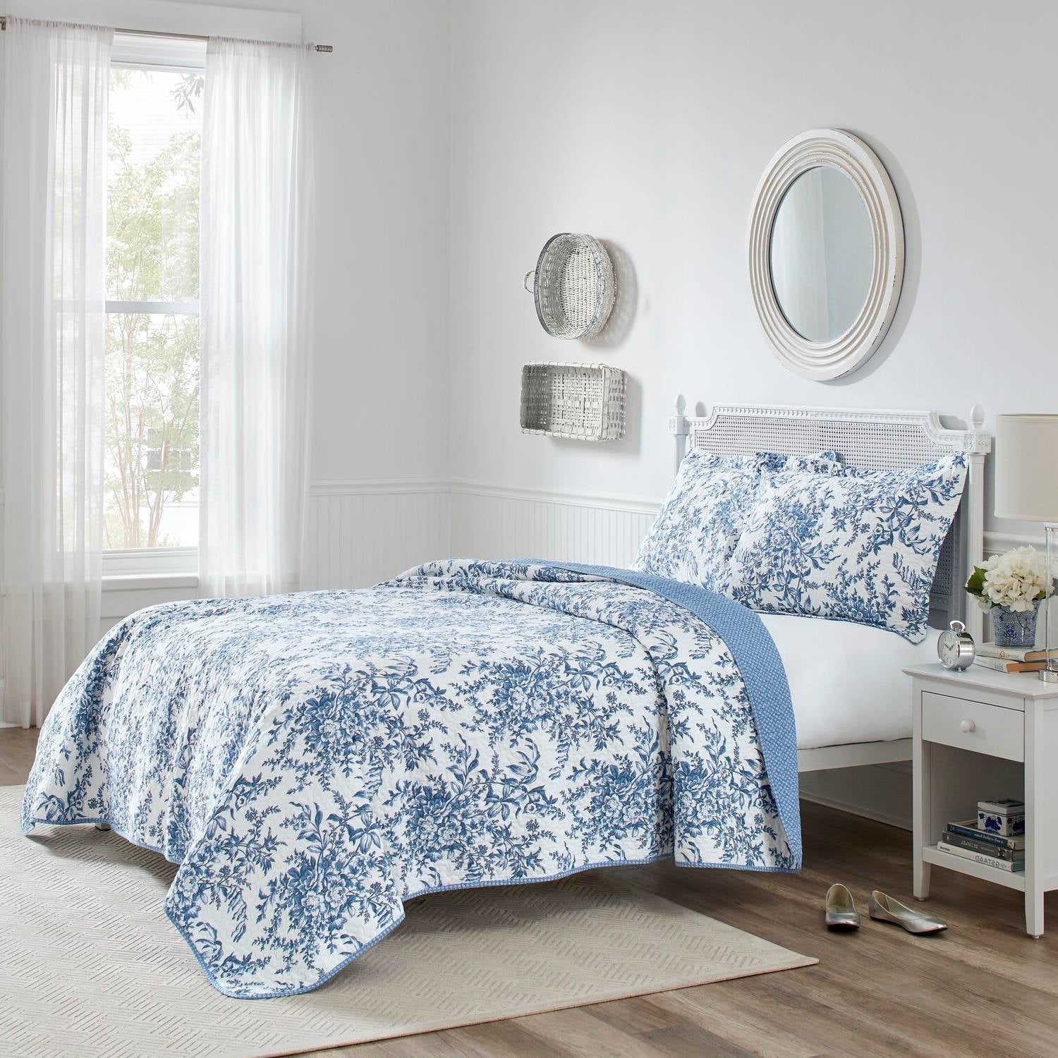 Full/Queen 3 Piece Bed In A Bag Reversible Blue White Floral Cotton Quilt Set