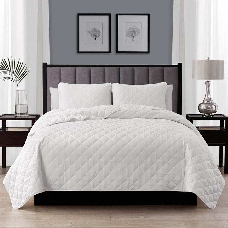 King/CAL King 3-Piece White Polyester Microfiber Diamond Quilted Quilt Set